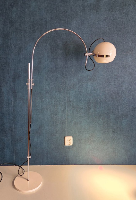 Image 1 of Lampadaire vintage - Lampe arquée avec globe | blanc crème - années 1970