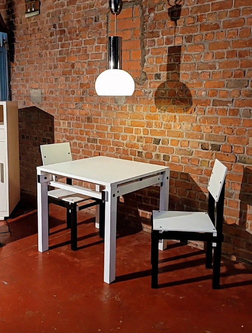 Table et chaises militaires par Gerrit T. Rietveld