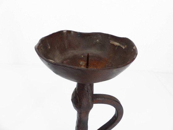 Image 1 of Een paar driepootkandelaars van smeedijzer, neogotische stijl, Frans vakmanschap, begin 20e eeuw.