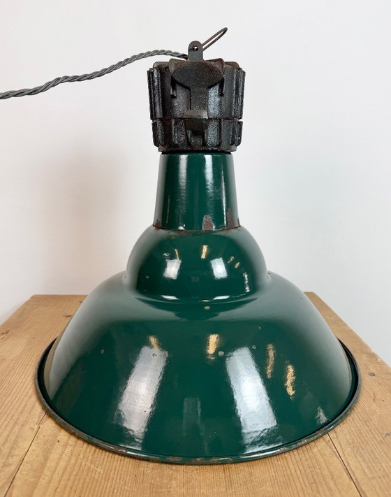 Image 1 of Lámpara colgante industrial francesa de esmalte de petróleo de Sammode, década de 1950.