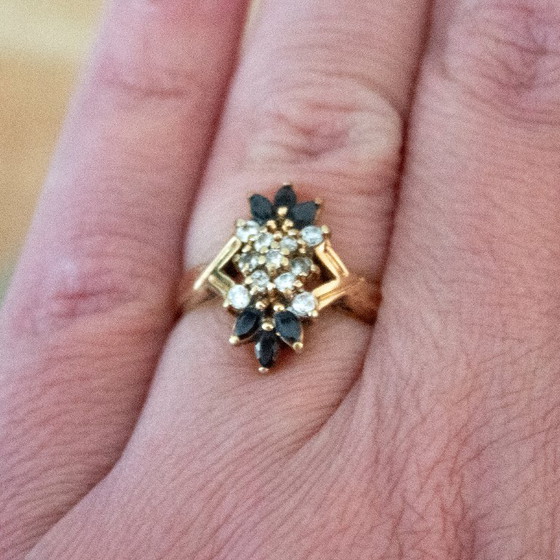 Anello vintage color oro con strass neri e trasparenti: design elegantemente dettagliato. (photo 5 of 11)