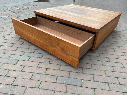 Moderner Couchtisch