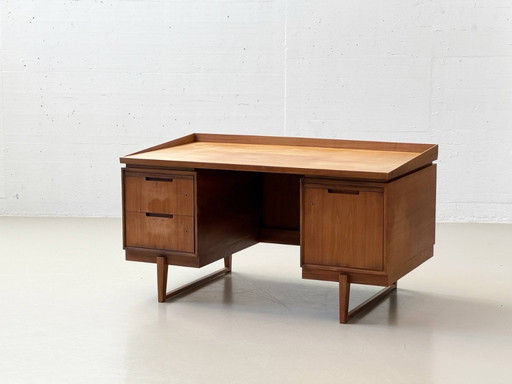 Elegante escritorio de mediados de siglo en nogal, década de 1960.