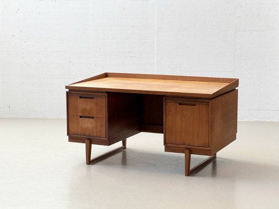 Image 1 of Elegante escritorio de mediados de siglo en nogal, década de 1960.