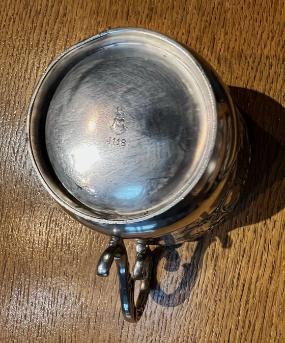 Image 1 of Grote verzilverde metalen Gallia-mok met keurmerken van een haan en een geitenkop, genummerd.