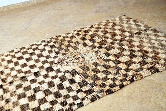 Image 1 of Vintage Checker Zemmour ROud maar tijdloos, dit vintage Zemmour-kleed heeft een opvallend ruitpatroon – 240 x 140 cm | Zwart &am