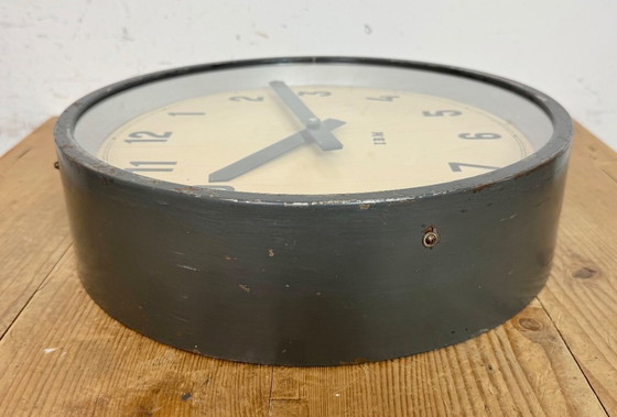 Image 1 of Donkergrijze industriële fabriekswandklok van IBM, jaren 50