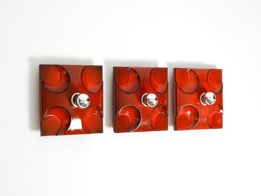 Trois magnifiques lampes murales originales en céramique rouge de l'ère spatiale des années 1970