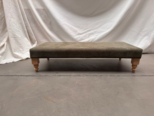 Vast gestoffeerde pouf