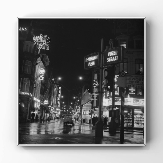 Image 1 of Ámsterdam de noche: Reguliersbreestraat vista desde Muntplein, 1961