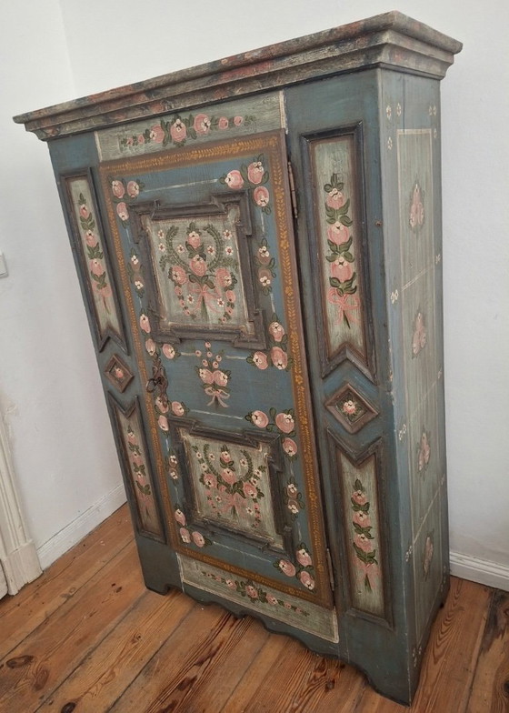 Antieke blauwe, handbeschilderde kleine alpine kledingkast, circa 1810-1820. – Kledingkasten, Wood (photo 3 of 12)