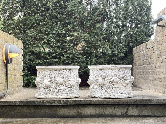 Image 1 of 2 grandi vasi decorativi vintage in cemento