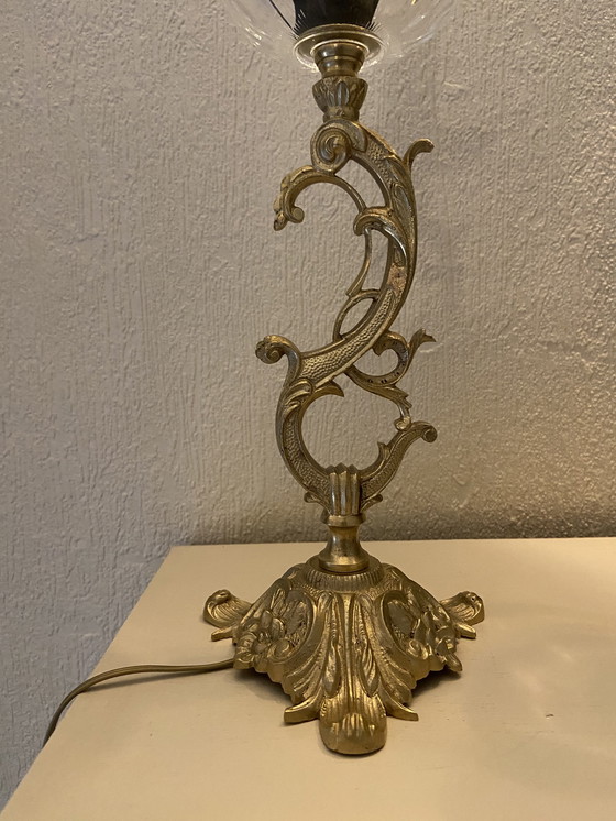 Image 1 of Een paar bronzen kandelaars met kristallen kaarsenhouders, omgebouwd tot lampen.