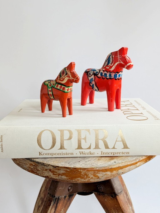 Image 1 of Set van 2 vintage Zweedse Dala-paardjes van hout, handgeschilderd, Scandinavisch decoratief cadeau.