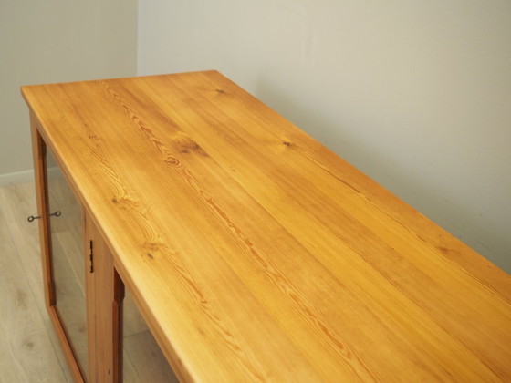 Image 1 of Vitrine en pin, design danois, années 1980, production : Danemark