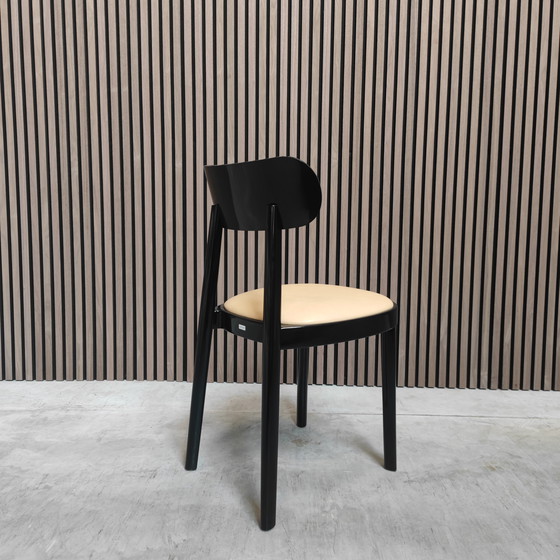 Image 1 of Sedia Thonet 118 con struttura in faggio laccato nero e seduta in pelle beige