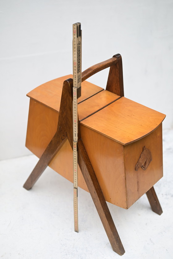 Image 1 of Pezzo unico, retrò e vintage!! Scatola da cucito di metà secolo con motivo a cavallo: contenitore in stile scandinavo retrò.