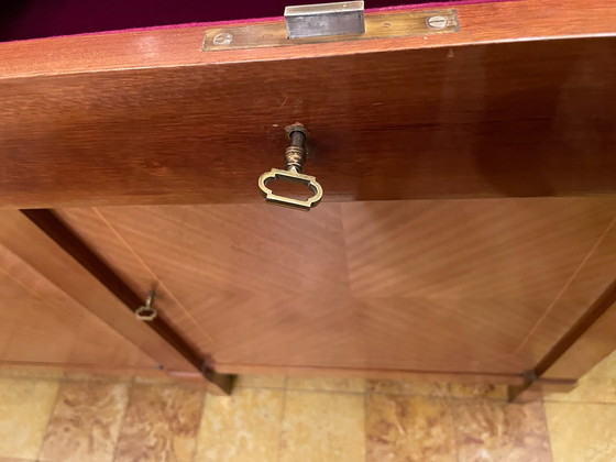 Image 1 of Elegante commode van massief mahoniehout met 4 deuren en 4 lades in de Directoire-stijl.
