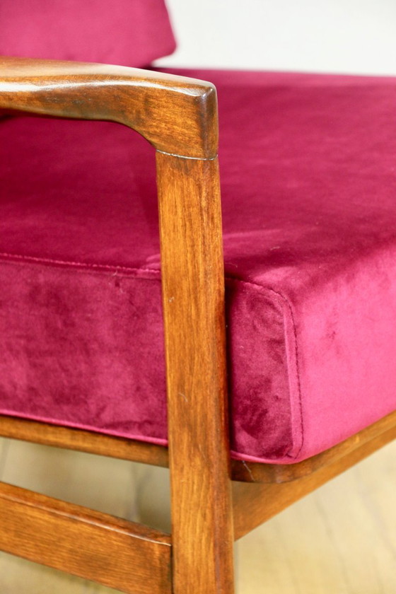 Image 1 of Fauteuil vintage en bois marron et bordeaux framboise, design Z. Bączyk - 2 exemplaires disponibles
