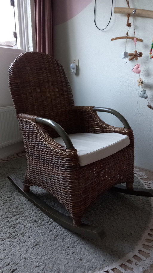 Sedia a dondolo in canna/legno