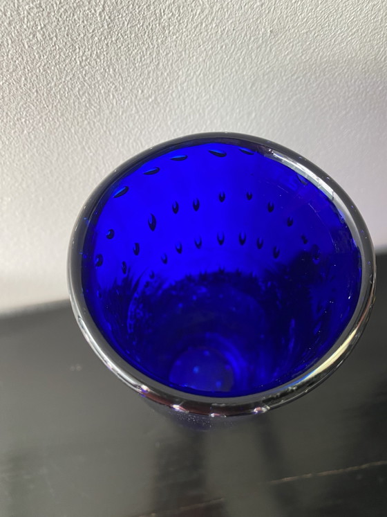 Grote vintage kobaltblauwe Scandinavische vaas van bubbelglas van het merk Magnor. – Vazen (photo 6 of 15)