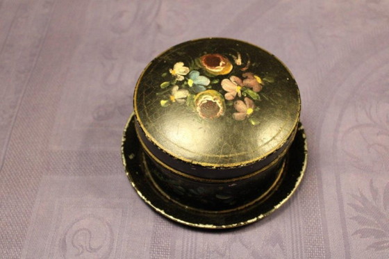 Round box with floral motif, black, Decorative Objects, Metal, Vintage (photo 3 of 10)