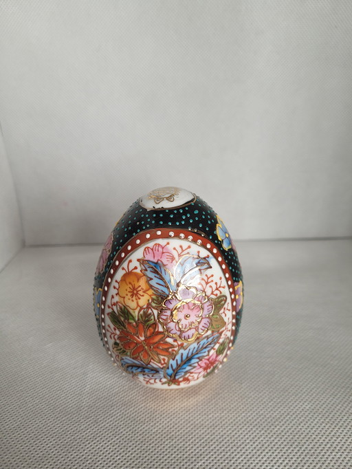 Ornamentales Ei mit hübscher Bemalung und goldenen Akzenten