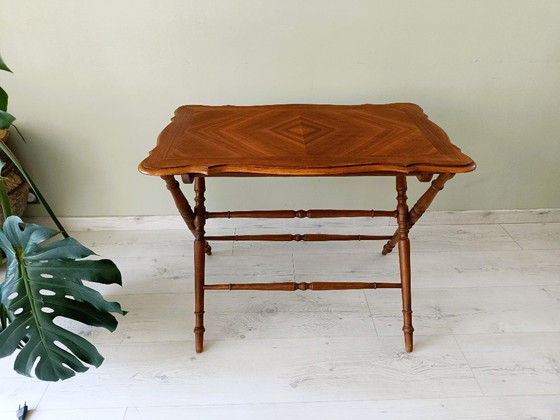 Image 1 of Mesa plegable antigua de madera torneada