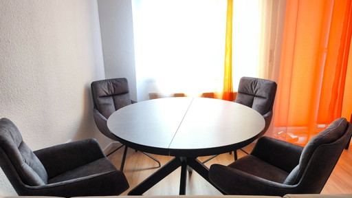 Winnipeg dining table + 4 × Venjakob armchairs “Fiona” – as new