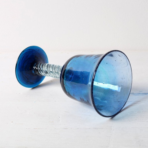 Copa de vino vintage de Murano azul soplada a mano con tallo retorcido / Cristalería rara / Murano / Italia / (photo 2 of 9)