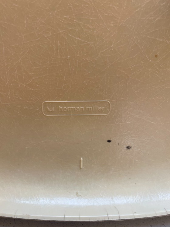 Image 1 of 2 sillas Herman Miller Eames beige de fibra de vidrio DSW