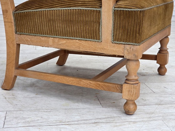 Image 1 of Anni '70, poltrona scandinava con schienale alto e ala, mobili in velluto a coste, legno di quercia intagliato.