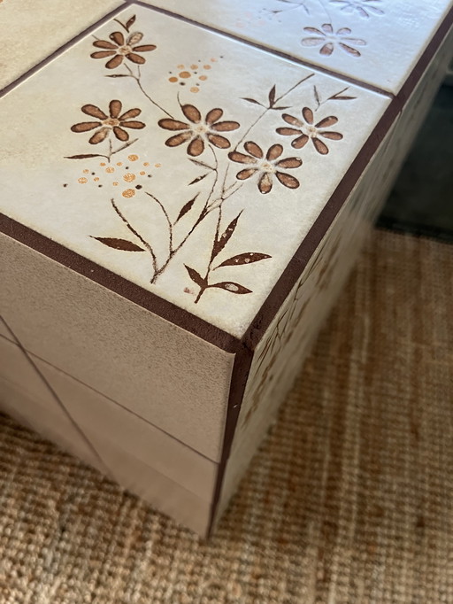 Carreaux anciens sur une petite table