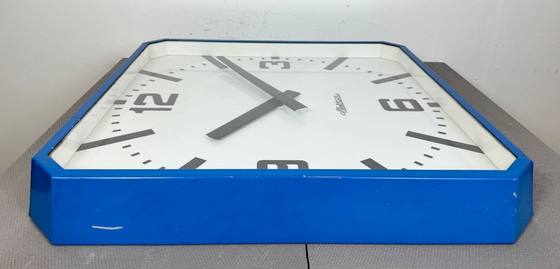 Image 1 of Enorme orologio da parete industriale quadrato blu di Elektročas, anni '90