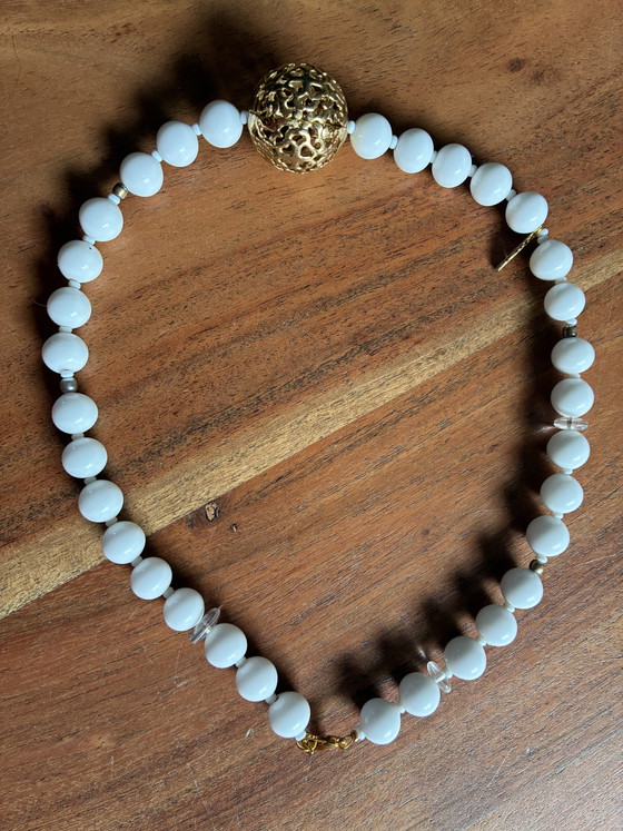 Nuova collana corta con perline vintage bianche e ornamento color oro, 42 cm. – EM HISTORY BEADS, Regali (photo 4 of 5)