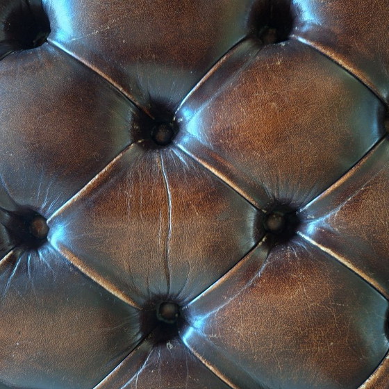 Poggiapiedi Chesterfield in pelle. Anni '70. – Poggiapiedi e pouf, Leather, Wood (photo 5 of 11)