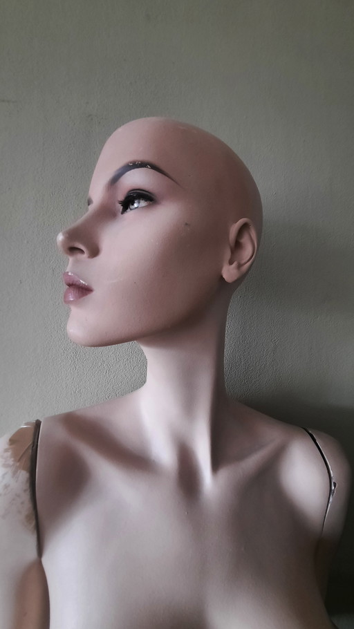Exclusive John Nissen vintage mannequin from the eighties. Complete and excellent condition.  Comes without stand