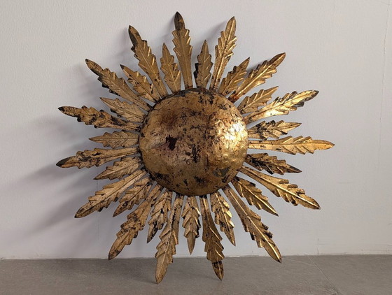 Plafondlamp met verguld metalen ontwerp in de vorm van een zonnestraal met bladmotieven, uit het midden van (photo 5 of 9)