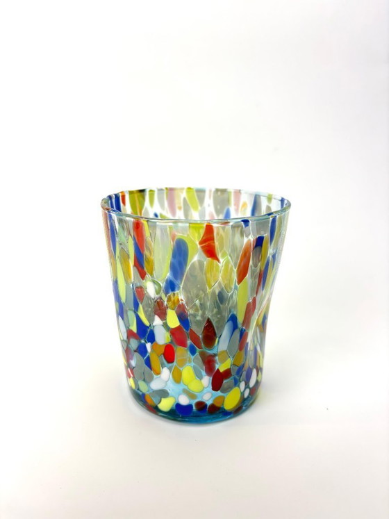 Image 1 of Juego de 6 vasos de vidrio soplado veneciano con efecto Murano Murrine fusionado en vidrio, hechos a mano en Italia.