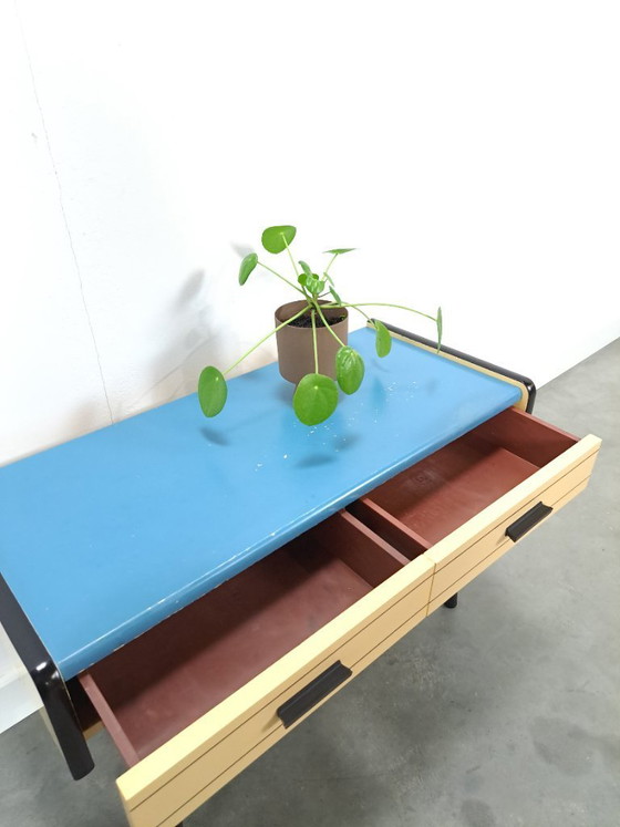 Image 1 of Jaren 50 ladekastje met blauw blad en zwarte poten vintage