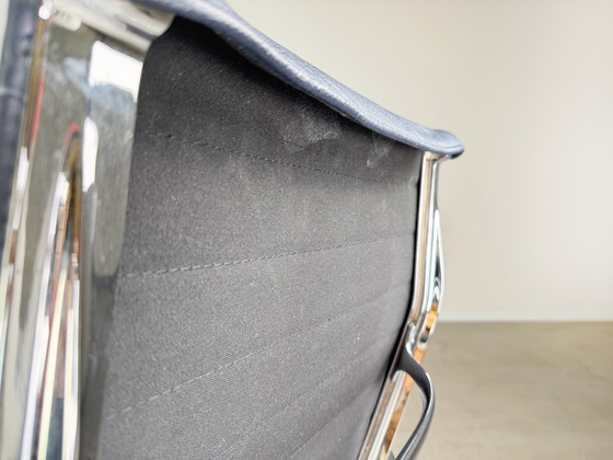 Image 1 of Original Charles Eames Bürostuhl Vitra EA119 Leder Blau Rollen