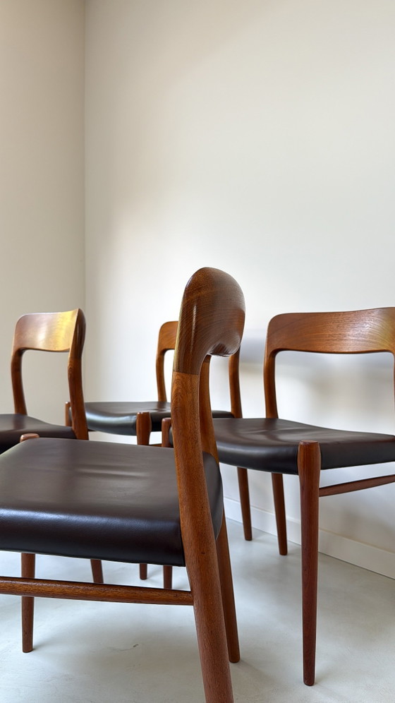 Image 1 of Vier Deense vintage teak houten design eetkamerstoelen Niels O. Møller