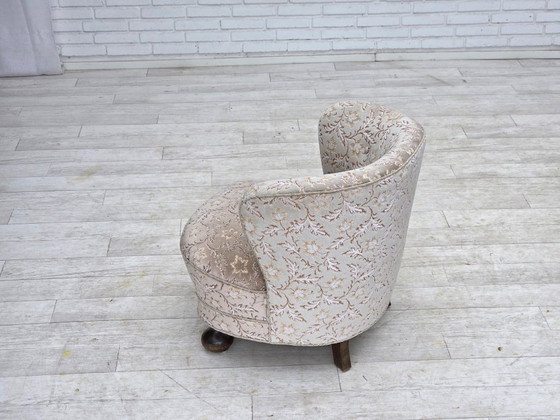 Image 1 of Fauteuil danois incurvé des années 1970, revêtement d'origine en velours vert clair/gris.
