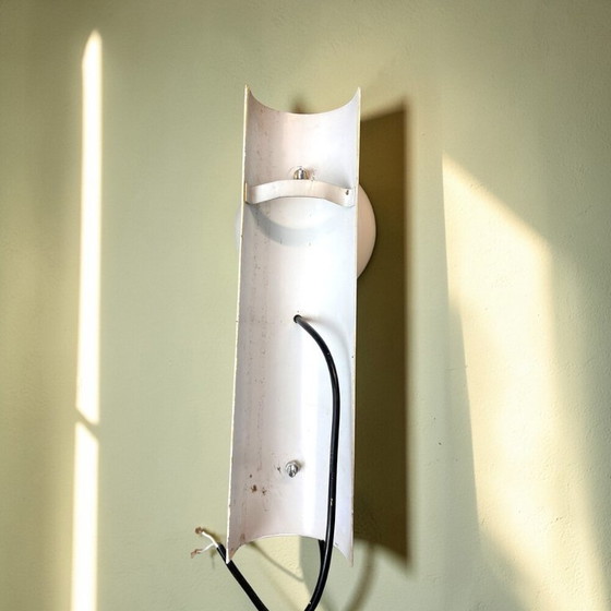 Image 1 of Portugiesische Wandleuchte aus weißem Metall und opalisierendem Glas
