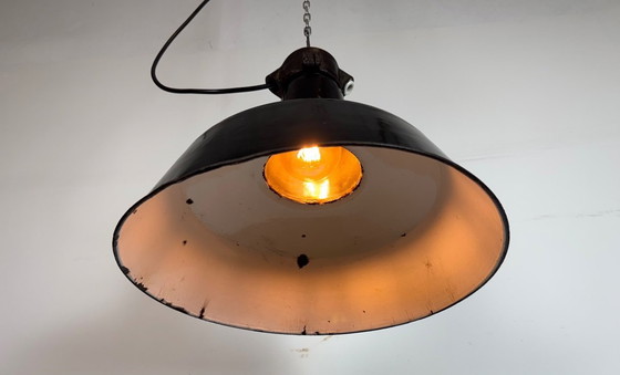Image 1 of Lampada industriale in smalto nero con parte superiore in ghisa, anni '50