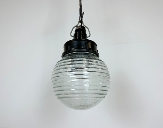 Image 1 of Lampada a sospensione industriale in bachelite con vetro rigato, anni '70