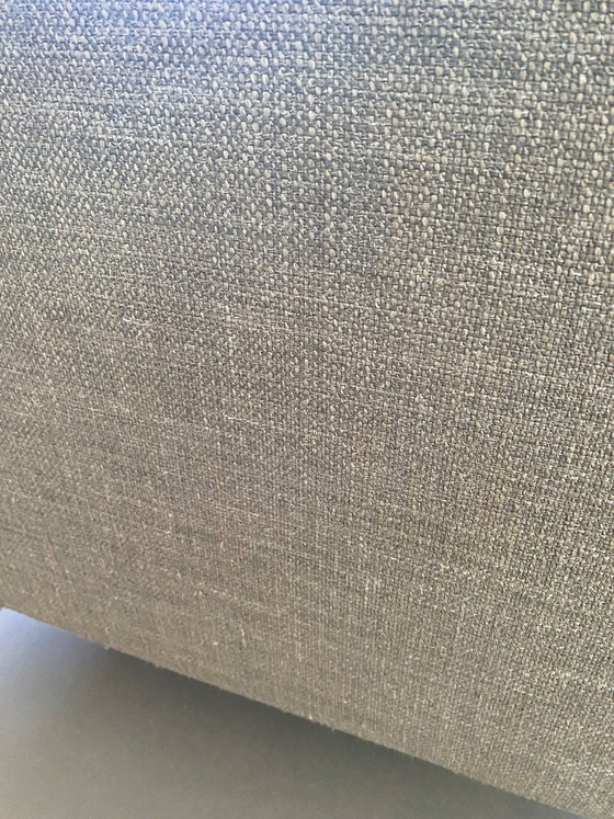 Image 1 of Divano modello Aikon in stock con pouf/ottomana con gambe nere