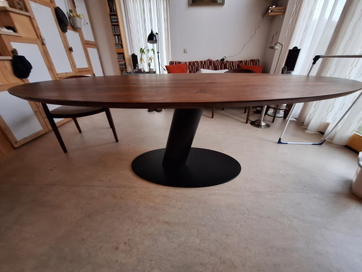 Mesa ovalada de madera de nogal