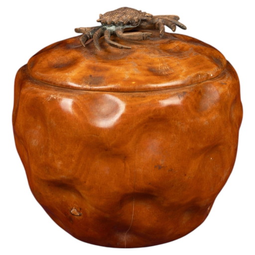 Aldo Tura gesneden perenhouten doos met deksel en bronzen krab 1940