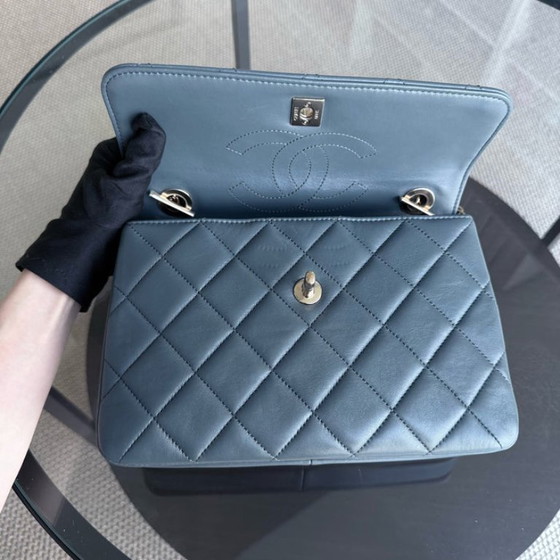 Image 1 of Borsa Chanel Trendy CC piccola - Pelle di agnello trapuntata, colore blu nebbia, con finiture dorate, serie 26